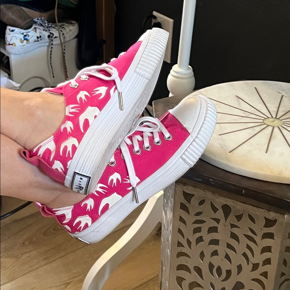🛑 1 hour sale. Alexander McQueen McQ, 7.5, Magenta &  White Swallows, Sneaker